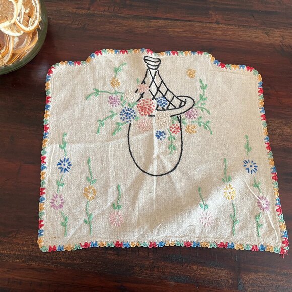 Vintage Linen Flower Basket Embroidered Dresser Scarf Grannycore Cottagecore 50s - Picture 1 of 5